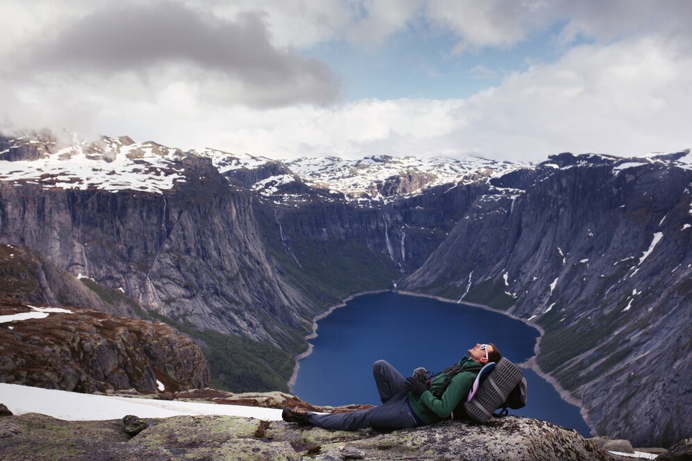 tourist-rests-before-beautiful-view-mountain-lake-somewhere-norway_8353-1148